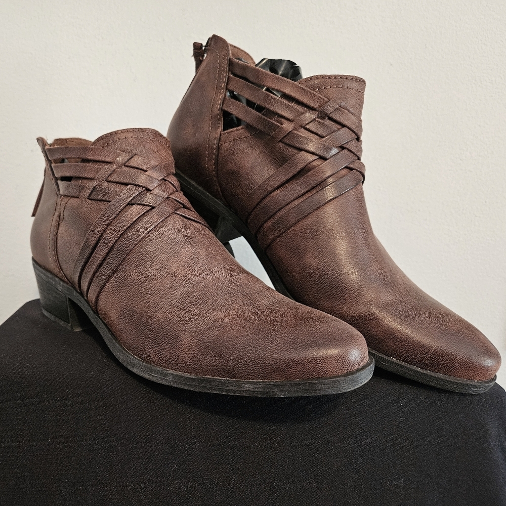 BARETRAPS Goldie Woman's brown ankle boot size 8.5